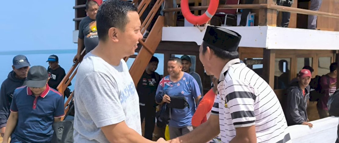 Masih dalam momentum Idulfitri 1445 Hijriah, Bupati Kepulauan Selayar Muh Basli Ali melakukan kunjungan kerja ke wilayah kecamatan kepulauan.
Masih dalam momentum Idulfitri 1445 Hijriah, Bupati Kepulauan Selayar Muh Basli Ali melakukan kunjungan kerja ke wilayah kecamatan kepulauan.