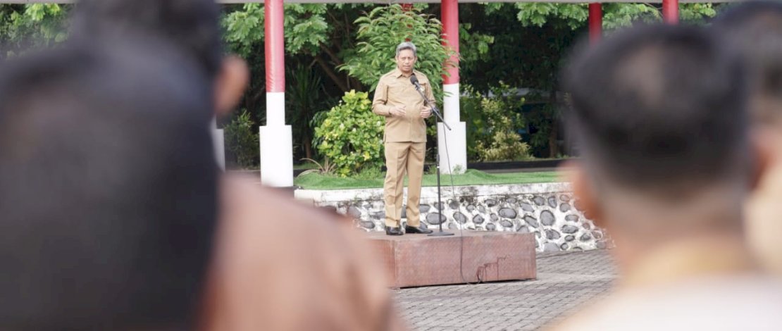 Penjabat Sekertaris Daerah Provinsi Sulawesi Selatan Andi Muhammad Arsjad menjadi Inspektur Upacara dalam Apel Pagi perdana pasca cuti bersama memperingati Hari Raya Idulfitri 1445 Hijriah, di Lapangan Upacara Kantor Gubernur Sulsel, Selasa, 16 April 2024.