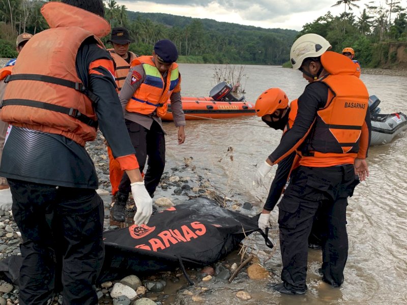 Tim SAR Gabungan Temukan Warga Desa Bara'e Soppeng yang Hanyut di Sungai Walannae