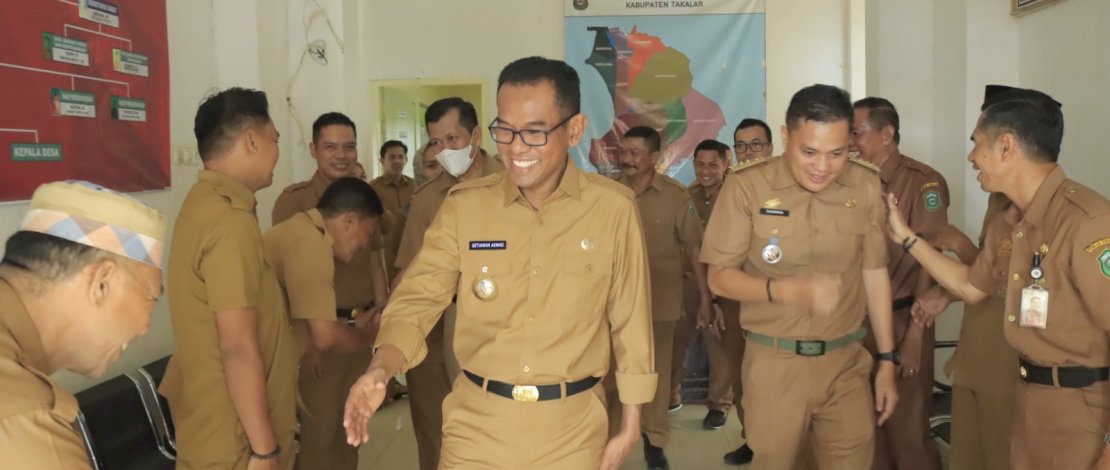 Pj Bupati Takalar, Setiawan Aswad, melakukan Inspeksi Mendadak (Sidak) ke sejumlah kantor pelayanan di Kabupaten Takalar, Selasa, 16 April 2024. Pj Bupati Takalar, Setiawan Aswad, melakukan Inspeksi Mendadak (Sidak) ke sejumlah kantor pelayanan di Kabupaten Takalar, Selasa, 16 April 2024.