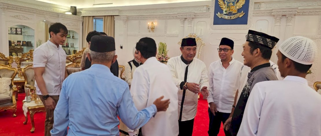 Pj Gubernur Sulsel Bahtiar Baharuddin saat menerima kunjungan silaturahmi Relawan Projo Sulsel, di Rujab Gubernur, beberapa waktu lalu. Pj Gubernur Sulsel Bahtiar Baharuddin saat menerima kunjungan silaturahmi Relawan Projo Sulsel, di Rujab Gubernur, beberapa waktu lalu.