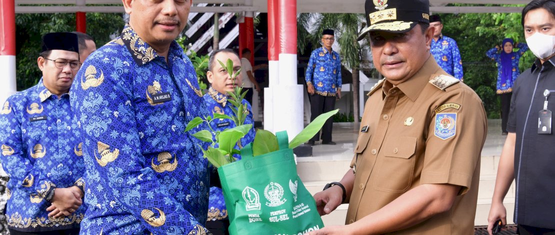 Pj Gubernur Bahtiar Baharuddin menyerahkan bibit pohon kepada Pj Sekda Sulsel Andi Muhammad Arsjad, di sela pelaksanaan Upacara Hari Kesadaran Nasional, Rabu, 17 April 2024.