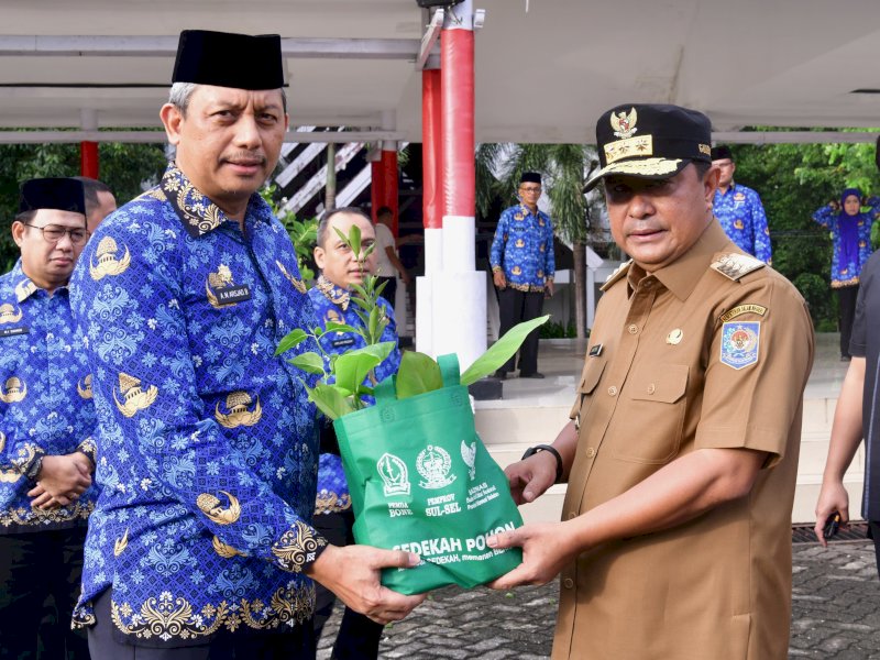 Hari Kesadaran Nasional, Penjabat Gubernur Sulsel Serahkan 4.100 Bibit Pohon dan 2.341 SK PPPK