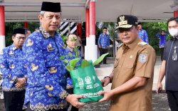 Hari Kesadaran Nasional, Penjabat Gubernur Sulsel Serahkan 4.100 Bibit Pohon dan 2.341 SK PPPK