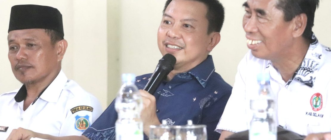Bupati Basli Ali dalam acara halal bihalal di Aula Kantor Camat Pasimarannu, pada Rabu, 17 April 2024. Bupati Basli Ali dalam acara halal bihalal di Aula Kantor Camat Pasimarannu, pada Rabu, 17 April 2024.