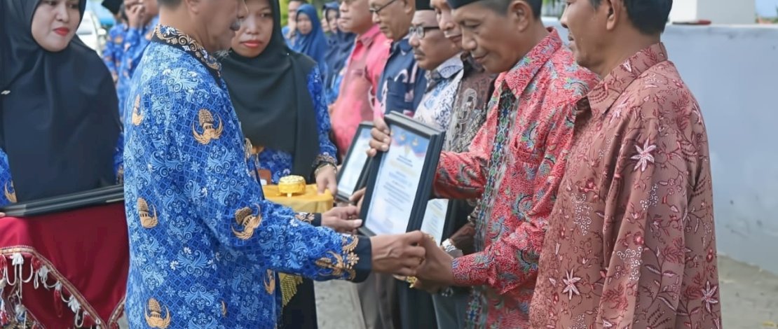 Wakil Bupati Saiful Arif menyerahkan penghargaan kepada purna tugas PNS dan penyerahan santunan Jaminan Kematian (JKM) BPJS Ketenagakerjaan.