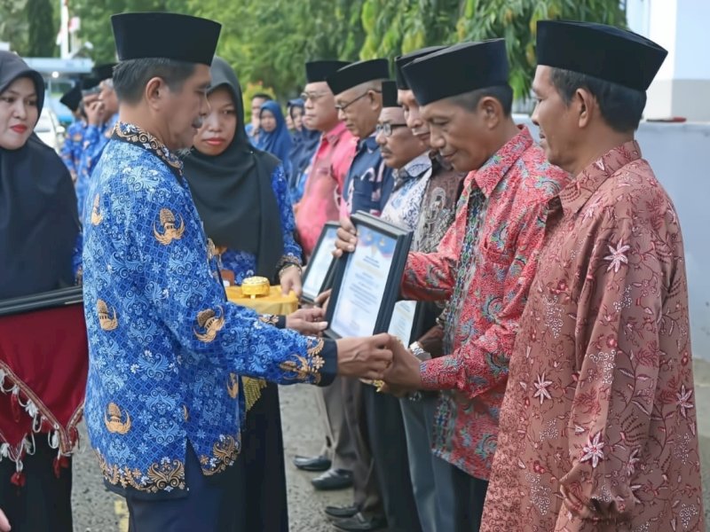 Wabup Saiful Arif Serahkan Penghargaan untuk PNS yang Masuk Masa Purna Tugas di Hari Kesadaran Nasional