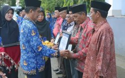 Wabup Saiful Arif Serahkan Penghargaan untuk PNS yang Masuk Masa Purna Tugas di Hari Kesadaran Nasional