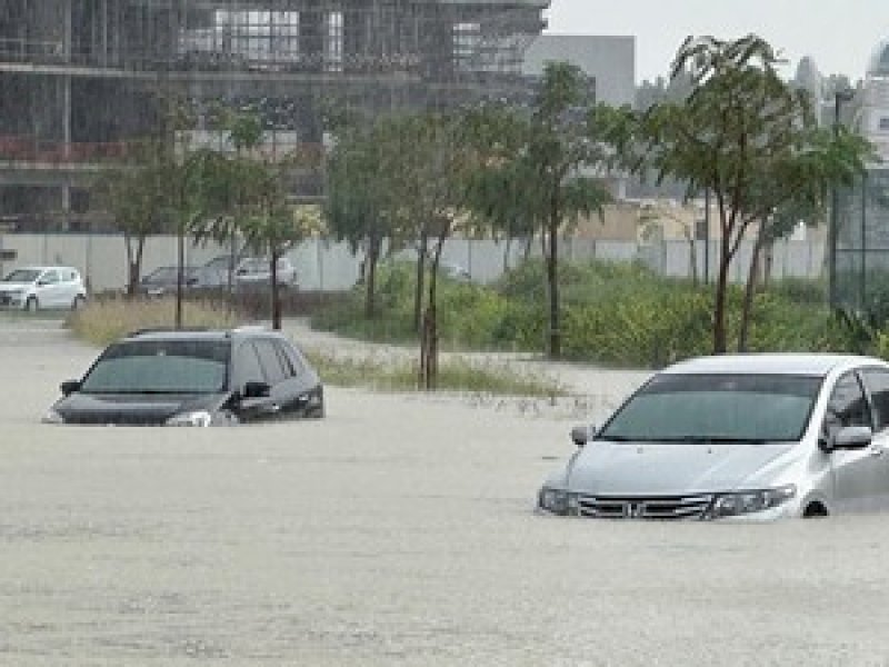 Hujan Badai di Dubai: Jalanan Jadi Sungai, Mobil Mewah Terendam 