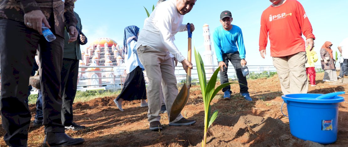 Pj Gubernur Sulsel, Bahtiar Baharuddin, melakukan penanaman pohon kelapa di Taman Religi Center Point of Indonesia (CPI), Kamis, 18 April 2024. Pj Gubernur Sulsel, Bahtiar Baharuddin, melakukan penanaman pohon kelapa di Taman Religi Center Point of Indonesia (CPI), Kamis, 18 April 2024.