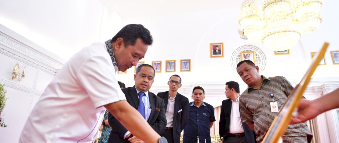 Penjabat Gubernur Sulawesi Selatan, Bahtiar Baharuddin, menerima audiensi dari pengurus Perhimpunan Hotel dan Restoran Indonesia (PHRI) Sulsel dan Makassar, serta sejumlah General Manager (GM) hotel.
Penjabat Gubernur Sulawesi Selatan, Bahtiar Baharuddin, menerima audiensi dari pengurus Perhimpunan Hotel dan Restoran Indonesia (PHRI) Sulsel dan Makassar, serta sejumlah General Manager (GM) hotel.