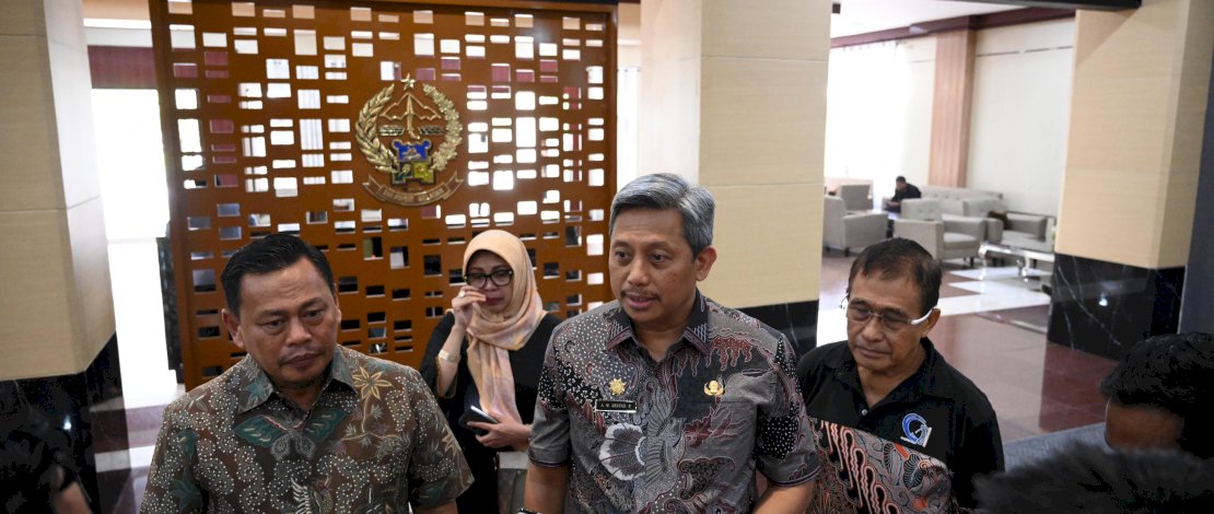 Penjabat Sekda Provinsi Sulsel, Andi Muhammad Arsjad, usai memimpin Rapat Koordinasi dengan Panitia Pelaksana Pertemuan Saudagar Bugis Makassar (PSBM) XXIV, di Toraja Room, Kantor Gubernur Sulsel, Kamis, 18 April 2024.