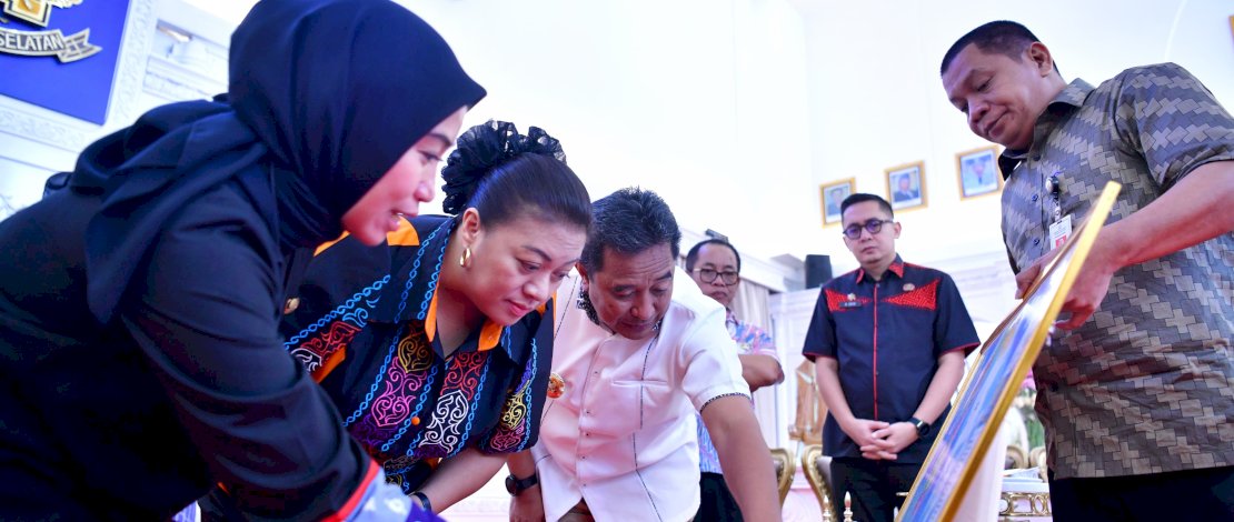 Konsulat Jenderal Filipina, Marry Jennifer Dominggo Dingal, menemui Penjabat Gubernur Sulawesi Selatan, Bahtiar Baharuddin, di Rumah Jabatan Gubernur, Kamis, 18 April 2024. Konsulat Jenderal Filipina, Marry Jennifer Dominggo Dingal, menemui Penjabat Gubernur Sulawesi Selatan, Bahtiar Baharuddin, di Rumah Jabatan Gubernur, Kamis, 18 April 2024.