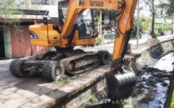 Alat Berat Diturunkan Bersihkan Drainase di Kecamatan Benteng