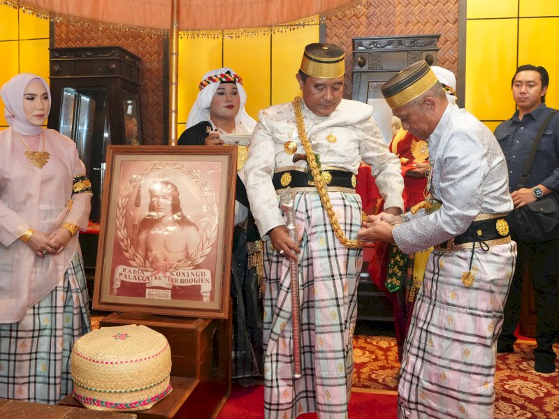 Dewan Adat Saoraja Bone Anugerahi Pj Gubernur Bahtiar Gelar Adat Daeng Mappuji