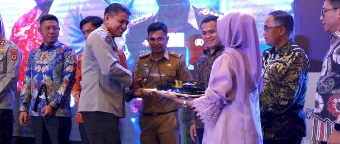 Wakili Ketua DPRD Makassar, Kabag Humas dan Protokol Terima Penghargaan SMSI Sulsel