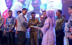 Wakili Ketua DPRD Makassar, Kabag Humas dan Protokol Terima Penghargaan SMSI Sulsel