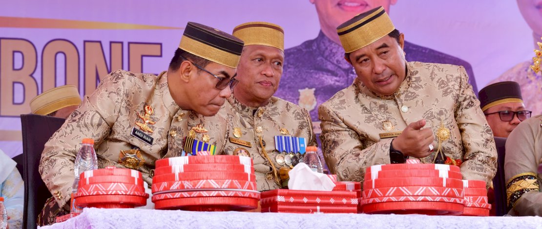 Penjabat Gubernur Sulsel Bahtiar Baharuddin bersama Kapolda Sulsel Andi Rian R Djajadi menghadiri prosesi Mattompang Arajang, yang merupakan rangkaian Peringatan Hari Jadi Bone ke 694 tahun, di Halaman Rumah Jabatan Bupati Bone, Sabtu, 20 April 2024. Penjabat Gubernur Sulsel Bahtiar Baharuddin bersama Kapolda Sulsel Andi Rian R Djajadi menghadiri prosesi Mattompang Arajang, yang merupakan rangkaian Peringatan Hari Jadi Bone ke 694 tahun, di Halaman Rumah Jabatan Bupati Bone, Sabtu, 20 April 2024.