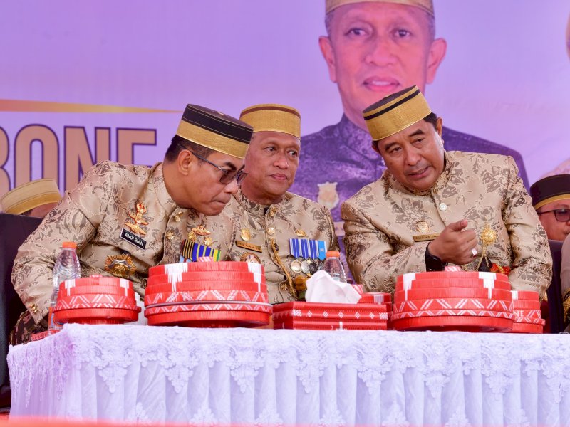 Pj Gubernur Bahtiar dan Kapolda Sulsel Hadiri Prosesi Mattompang Arajang