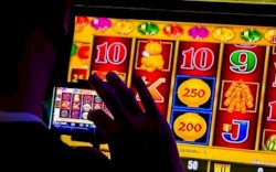 Polri Serahkan 4 Pelaku Judol ke Kejagung, Barang Sitaan Rp 5 M Lebih 