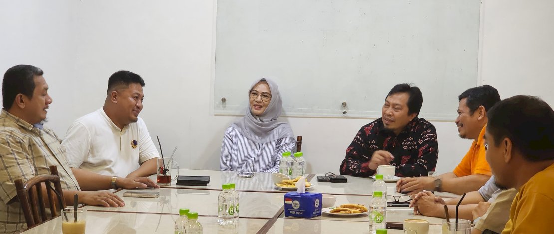 Pengurus DPD Partai Nasdem dan PKS Kota Makassar melakukan pertemuan di salah satu Cafe di Kota Makassar, Minggu, 21 April 2024.
Pengurus DPD Partai Nasdem dan PKS Kota Makassar melakukan pertemuan di salah satu Cafe di Kota Makassar, Minggu, 21 April 2024.