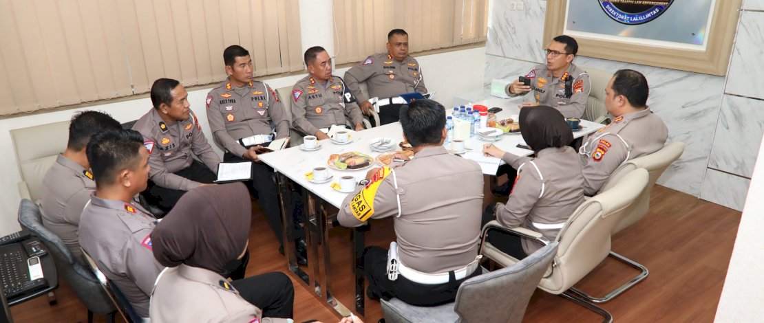 Direktur Lalu Lintas (Dirlantas Polda Sulsel, Kombes Pol I Made Agus Prasetya, memimpin rapat pembentukan satgas untuk mengatasi kemacetan di Kappang.
Direktur Lalu Lintas (Dirlantas Polda Sulsel, Kombes Pol I Made Agus Prasetya, memimpin rapat pembentukan satgas untuk mengatasi kemacetan di Kappang.