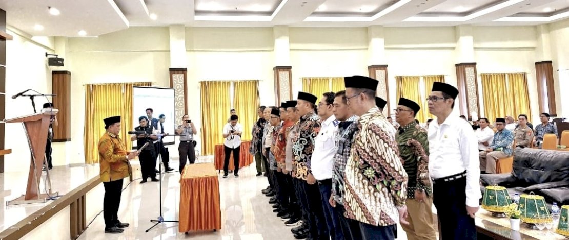 Direktur Bina Haji Ditjen Penyelenggaraan Haji dan Umrah Kementerian Agama RI, Arsad Hidayat, melantik Petugas Penyelenggaraan Ibadah Haji (PPIH) Embarkasi / Debarkasi Makassar tahun 1445 H/2024 M, di Aula Wisma Safa Asrama Haji Sudiang Makassar, Senin, 22 April 2024.