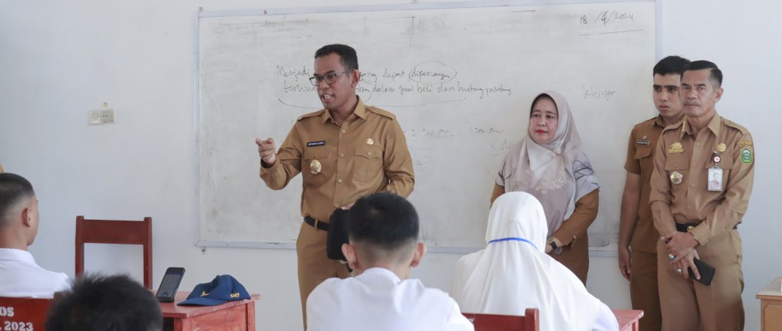 Pj Bupati Takalar, Setiawan Aswad, memantau pelaksanaan ujian sekolah yang sistem penerapannya berbasis digital.