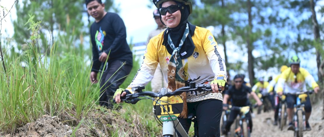 Bupati Luwu Utara, Indah Putri Indriani bersama ratusan pesepeda dari berbagai daerah menjajal jalur mountain bike Rongkong sepanjang 12 kilometer.