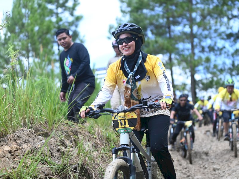 Bersama Bupati Indah, Ratusan Pesepeda Jajal Jalur Mountain Bike Rongkong