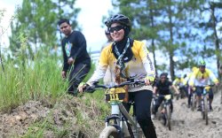 Bersama Bupati Indah, Ratusan Pesepeda Jajal Jalur Mountain Bike Rongkong