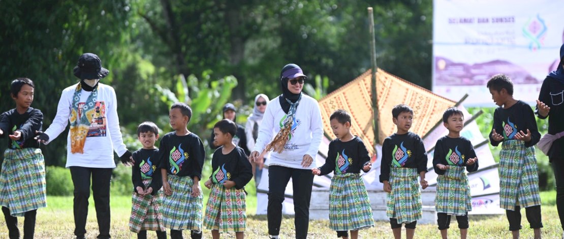 Pesona Luwu Utara bertajuk Wonderful Rongkong resmi terselenggara setelah dibuka langsung oleh Bupati Luwu Utara, Indah Putri Indriani, Sabtu, 21 April 2024.
Pesona Luwu Utara bertajuk Wonderful Rongkong resmi terselenggara setelah dibuka langsung oleh Bupati Luwu Utara, Indah Putri Indriani, Sabtu, 21 April 2024.