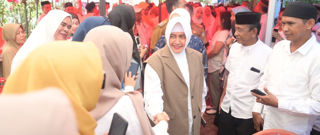 Ketua TP PKK Kota Makassar Indira Yusuf Ismail menghadiri acara halalbihalal yang diselenggarakan Pemerintah Kecamatan Ujung Pandang, di Jalan Gunung Lompobattang Lorong 96, Selasa, 23 April 2024.