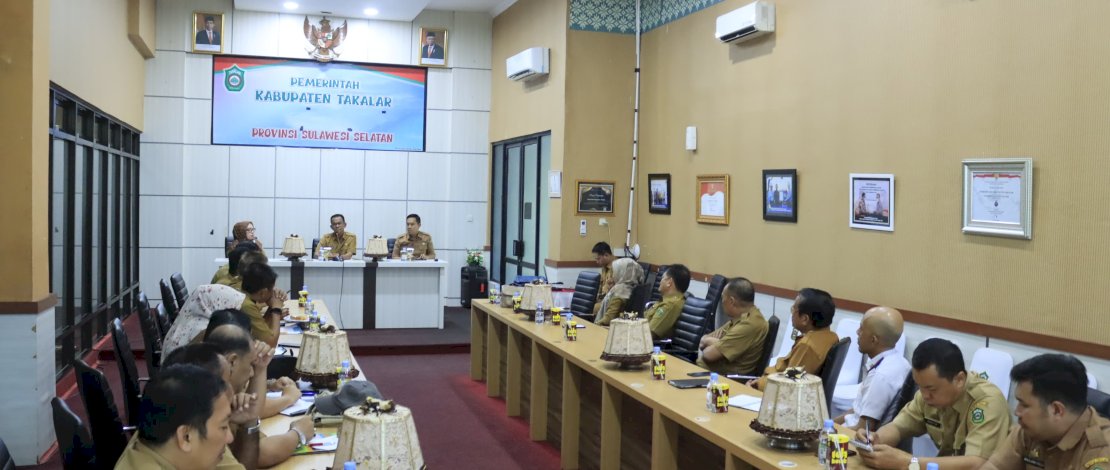 Penjabat Bupati Takalar, Setiawan Aswad, memimpin Rapat Koordinasi Lintas OPD Terkait Kebijakan Kemudahan Investasi di Daerah, Selasa, 23 April 2024.