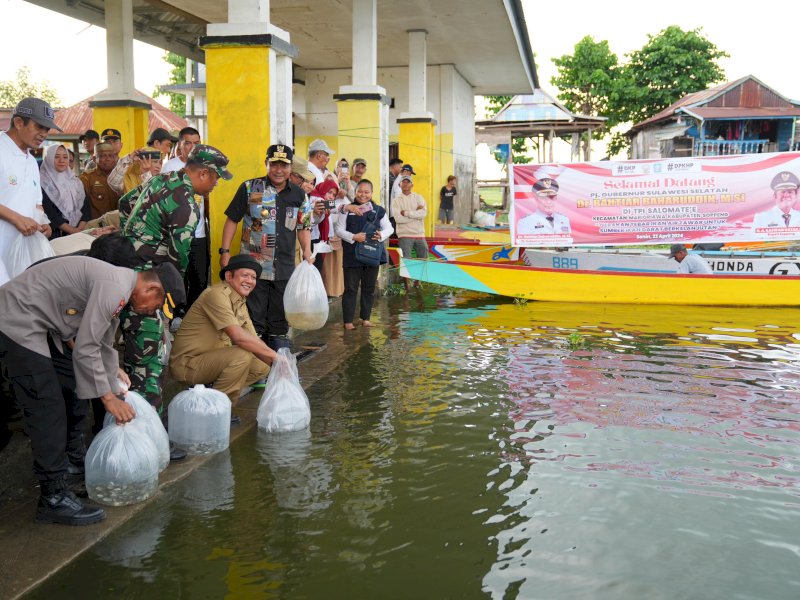 Kunjungi Soppeng, Bahtiar Baharuddin Tebar 160 Ribu Benih Ikan di Salomate