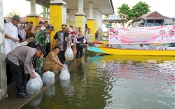Kunjungi Soppeng, Bahtiar Baharuddin Tebar 160 Ribu Benih Ikan di Salomate