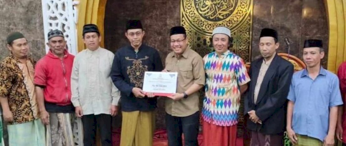 Sekwan DPRD Serahkan Dana Hibah Pemkot Makassar di Masjid Jannatul Firdaus