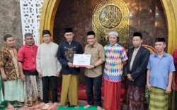 Sekwan DPRD Serahkan Dana Hibah Pemkot Makassar di Masjid Jannatul Firdaus