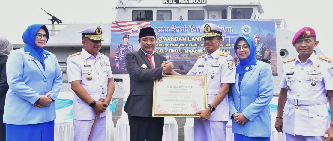 Pj Gubernur Sulsel, Bahtiar Baharuddin, menyerahkan piagam penghargaan kepada Laksamana Pertama TNI Ivan Gatot Prijanto. Pj Gubernur Sulsel, Bahtiar Baharuddin, menyerahkan piagam penghargaan kepada Laksamana Pertama TNI Ivan Gatot Prijanto.