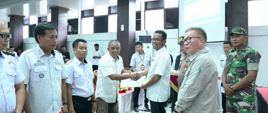 Pj Bupati Takalar, Setiawan Aswad, saat melakukan  Launching Aplikasi Parenta, sekaligus membuka kegiatan Penyerahan DHKP, SPPT PBB-P2 dan Pekan Panutan Payment Online PBB-P2 Tahun 2024.
