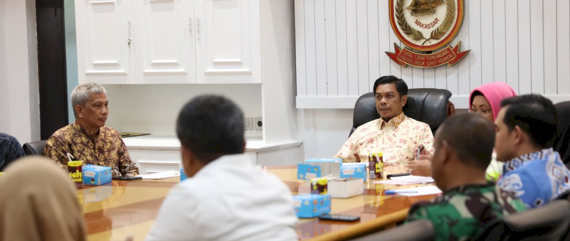 PJ Sekda Kota Makassar, Firman Hamid Pagarra memimpin Rapat Kordinasi Penataan Pedagang Kaki Lima (PK5) di Kawasan Pasar Pamos Cenderawasih, di Ruang Kerjanya, Balaikota, Kamis (25/04/2024).