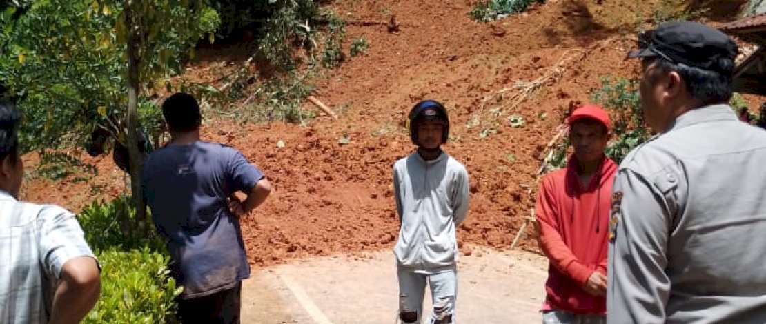 Longsor yang terjadi di Dusun Tembamba, Kelurahan Tallang Sura', Kecamatan Buntao, Toraja Utara. Longsor yang terjadi di Dusun Tembamba, Kelurahan Tallang Sura', Kecamatan Buntao, Toraja Utara.