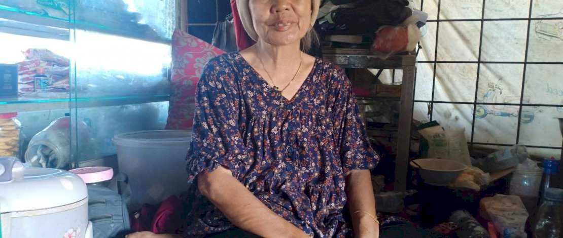 Daeng Rosi, pedagang kaki lima yang berjualan di sekitar Huadi Group.