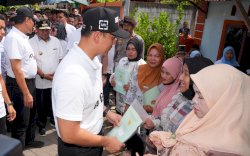 Serahkan 50 Sertipikat Hasil PTSL di Gowa, Menteri AHY: Lindungi Masyarakat dari Mafia Tanah 