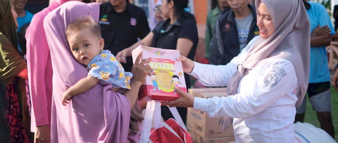 Bupati Luwu Utara Indah Putri Indriani menyalurkan ribuan paket bantuan kepada masyarakat terdampak banjir, Sabtu, 27 April 2024.