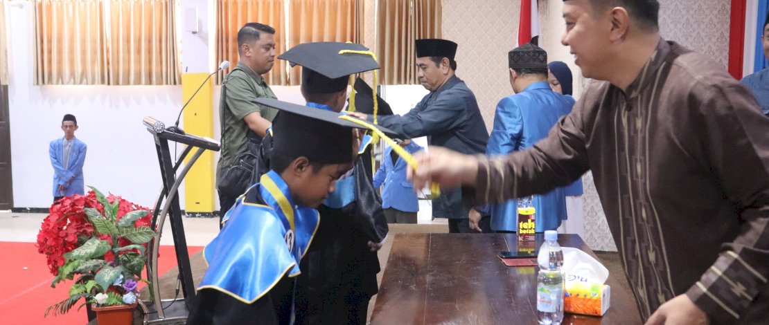 Bupati Kepulauan Selayar, Basli Ali, menghadiri Haflah Musyahadah Wisuda Santri Pendidikan Al Qur'an 2024, di Ruang Pola Kantor Bupati, Minggu, 28 April 2024. Bupati Kepulauan Selayar, Basli Ali, menghadiri Haflah Musyahadah Wisuda Santri Pendidikan Al Qur'an 2024, di Ruang Pola Kantor Bupati, Minggu, 28 April 2024.