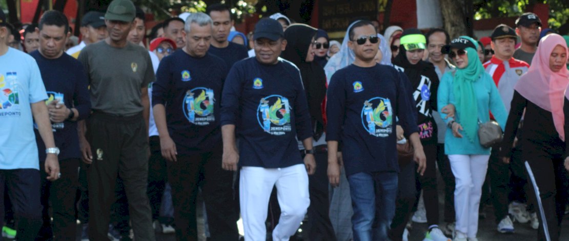 Penjabat Bupati Jeneponto, Junaedi Bakri, pada acara jalan sehat di Lapangan Passamaturukang, Minggu, 28 April 2024. Penjabat Bupati Jeneponto, Junaedi Bakri, pada acara jalan sehat di Lapangan Passamaturukang, Minggu, 28 April 2024.