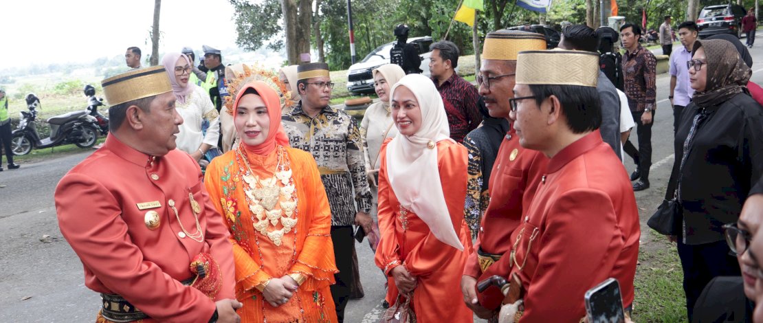 Bupati Luwu Utara, Indah Putri Indriani, membeberkan angka-angka statistik terkait capaian indikator makro ekonomi Luwu Utara sepanjang tahun 2023 di hadapan Penjabat Gubernur Sulsel, Bahtiar Baharuddin. Bupati Luwu Utara, Indah Putri Indriani, membeberkan angka-angka statistik terkait capaian indikator makro ekonomi Luwu Utara sepanjang tahun 2023 di hadapan Penjabat Gubernur Sulsel, Bahtiar Baharuddin.