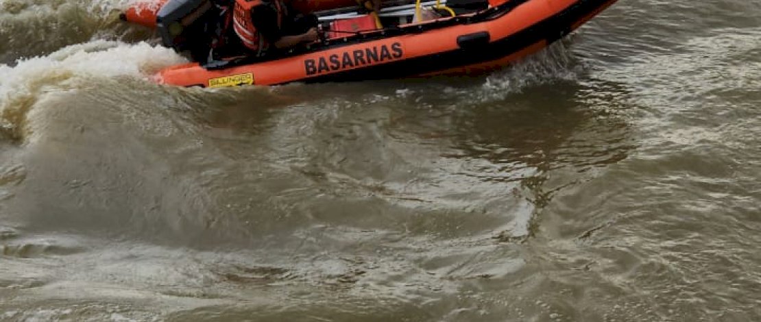 Basarnas Makassar mencari warga yang dilaporkan melompat dari jembatan Sungai Pappa, Takalar.