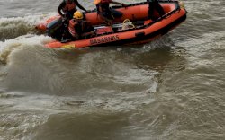 Basarnas Makassar Terjunkan Personel Cari Warga yang Melompat dari Jembatan Sungai Pappa